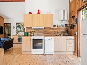 Kühlschrank, Mikrowelle, Geschirrspüler, Kochgeschirr/Geschirr/Besteck