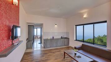 Suite Keluarga, pemandangan gunung | Ruang keluarga | Televisi LED 34-inci dengan saluran TV satelit