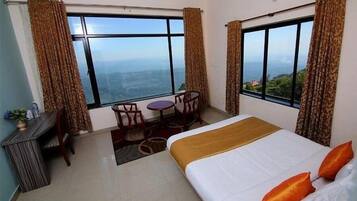 Familien-Suite, Bergblick | Schreibtisch, laptopgeeigneter Arbeitsplatz, kostenloses WLAN