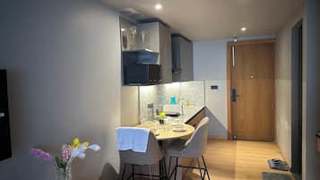 Superior Studio, Balcony, City View | Private kitchen | Mini-fridge, microwave, stovetop, cookware/dishes/utensils