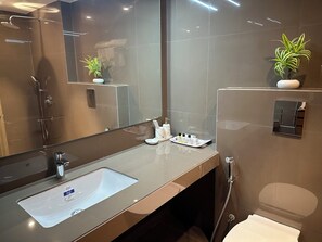 Studio Superior, ban công, quang cảnh thành phố | Phòng tắm | Đồ dùng nhà tắm miễn phí, khăn tắm, xà phòng, dầu gội 