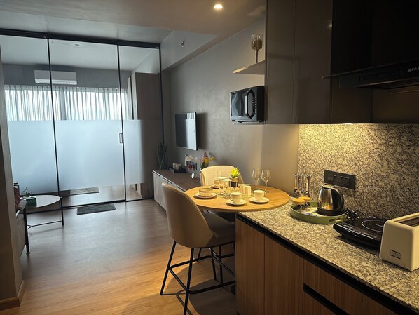 Superior Studio, Balcony, City View | Private kitchen | Mini-fridge, microwave, stovetop, cookware/dishes/utensils - The Vilton (Raipur)