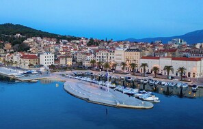 A coastal town with a marina, historic buildings, and a hilly backdrop. - Cozy 1-bedroom apartment in charming Split with AC (Split)