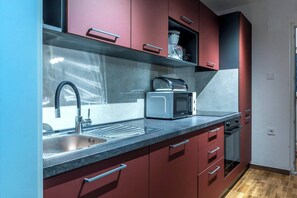 Private kitchen - Cozy 1-bedroom apartment in charming Split with AC (Split)