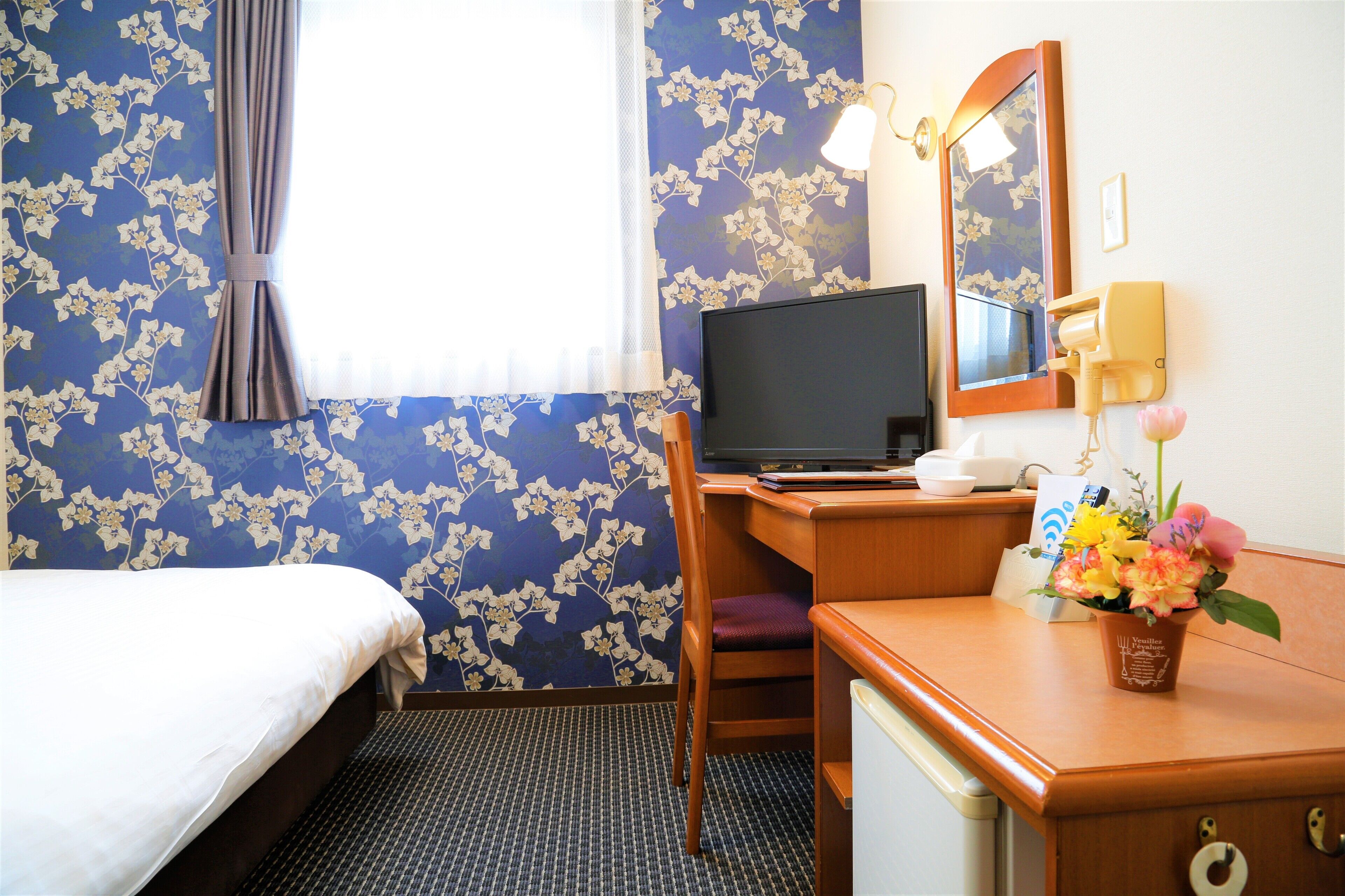 Basic Single Room | Desk, laptop workspace, soundproofing, iron/ironing board