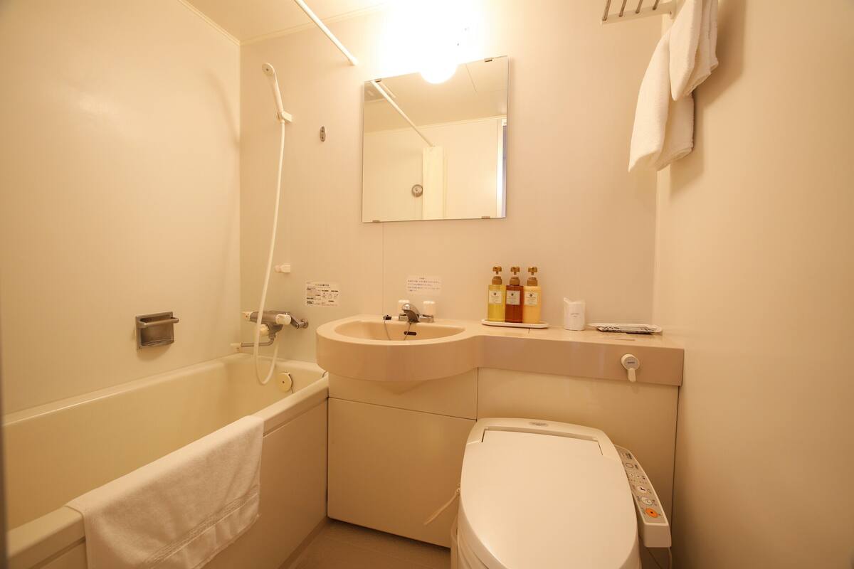Basic Single Room | Bathroom | Combined shower/tub, hair dryer, slippers, towels