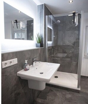 Shower - Q-Stall, Apartment 04 (Brilon)