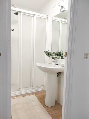 Douche, bidet, serviettes fournies, savon