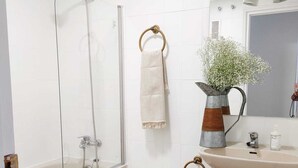 Une salle de bain équipée d’une baignoire, d’un bidet, de toilettes et d’un lavabo.