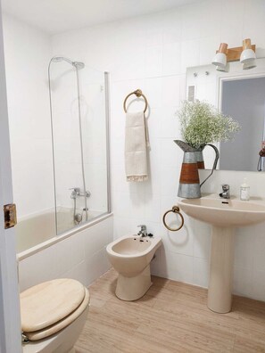 Douche, bidet, serviettes fournies, savon