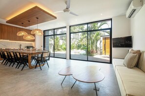 House - Refined 5BR Contemporary Villa 400m to the Beach (Seminyak)