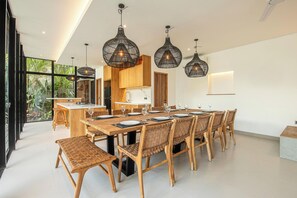 Villa - Stunning 6BR Canggu Villa 400m From the Beach (Seminyak)