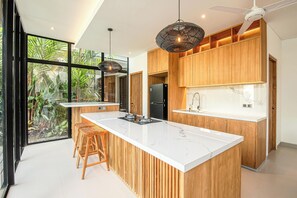 Villa - Stunning 6BR Canggu Villa 400m From the Beach (Seminyak)