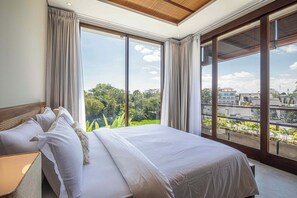 5 bedrooms - 5-br Beach Villa in Canggu Overlooking Rice Fields (Canggu)