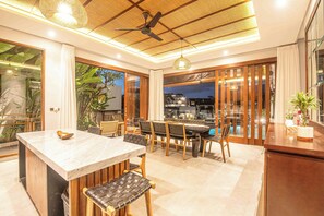5 bedrooms - 5-br Beach Villa in Canggu Overlooking Rice Fields (Canggu)