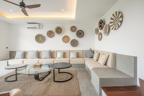 House - Elegant 5BR Tropical Escape Just 400 m to Beach (Canggu)