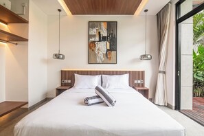 House - Elegant 5BR Tropical Escape Just 400 m to Beach (Canggu)