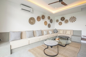 House | 5 bedrooms - Elegant 5BR Tropical Escape Just 400 m to Beach (Canggu)
