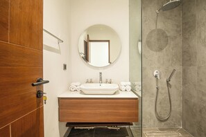 Villa | 5 bedrooms - Enchanting 5BR Canggu Villa Moments to Sea (Canggu)