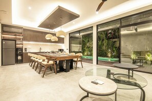 Room - Enchanting 5BR Canggu Villa Moments to Sea (Canggu)