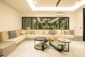 House - Tropical Elegance 5BR Canggu Villa Near Beach (Canggu)