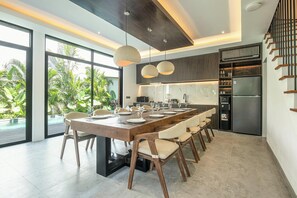 House - Tropical Elegance 5BR Canggu Villa Near Beach (Canggu)