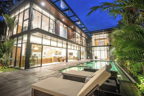 House, Smoking - Elegant 6BR Canggu Villa Steps From the Ocean (Seminyak)