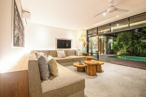 House, Smoking - Elegant 6BR Canggu Villa Steps From the Ocean (Seminyak)