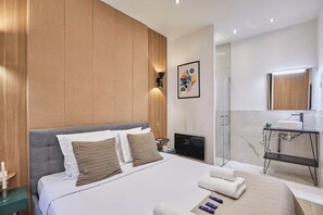 2 habitaciones, escritorio y tabla de planchar con plancha 