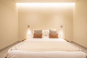 4 bedrooms - Elegant 4BR Seminyak Villa 10min From the Shore (Seminyak)