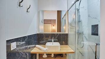 Dusche, Haartrockner, Handtücher