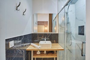 Dusche, Haartrockner, Handtücher