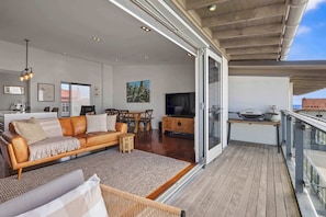 TV - East End Escape - prime location just moments from the Scenic Coastal Walkway (New Plymouth)