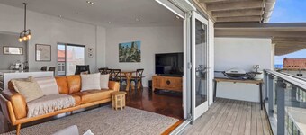 East End Escape - prime location just moments from the Scenic Coastal Walkway