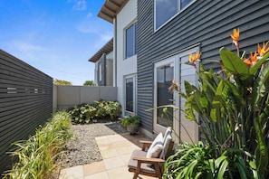 Terrace/patio - East End Escape - prime location just moments from the Scenic Coastal Walkway (New Plymouth)