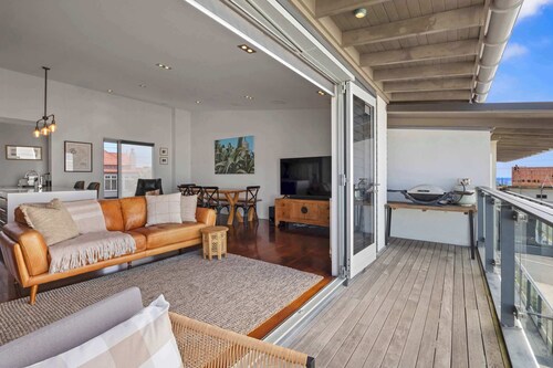 East End Escape - prime location just moments from the Scenic Coastal Walkway