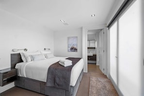 3 bedrooms, iron/ironing board, WiFi, bed sheets - East End Escape - prime location just moments from the Scenic Coastal Walkway (New Plymouth)