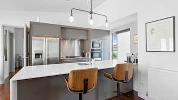 KĂŒhlschrank, Mikrowelle, Ofen, Herdplatte