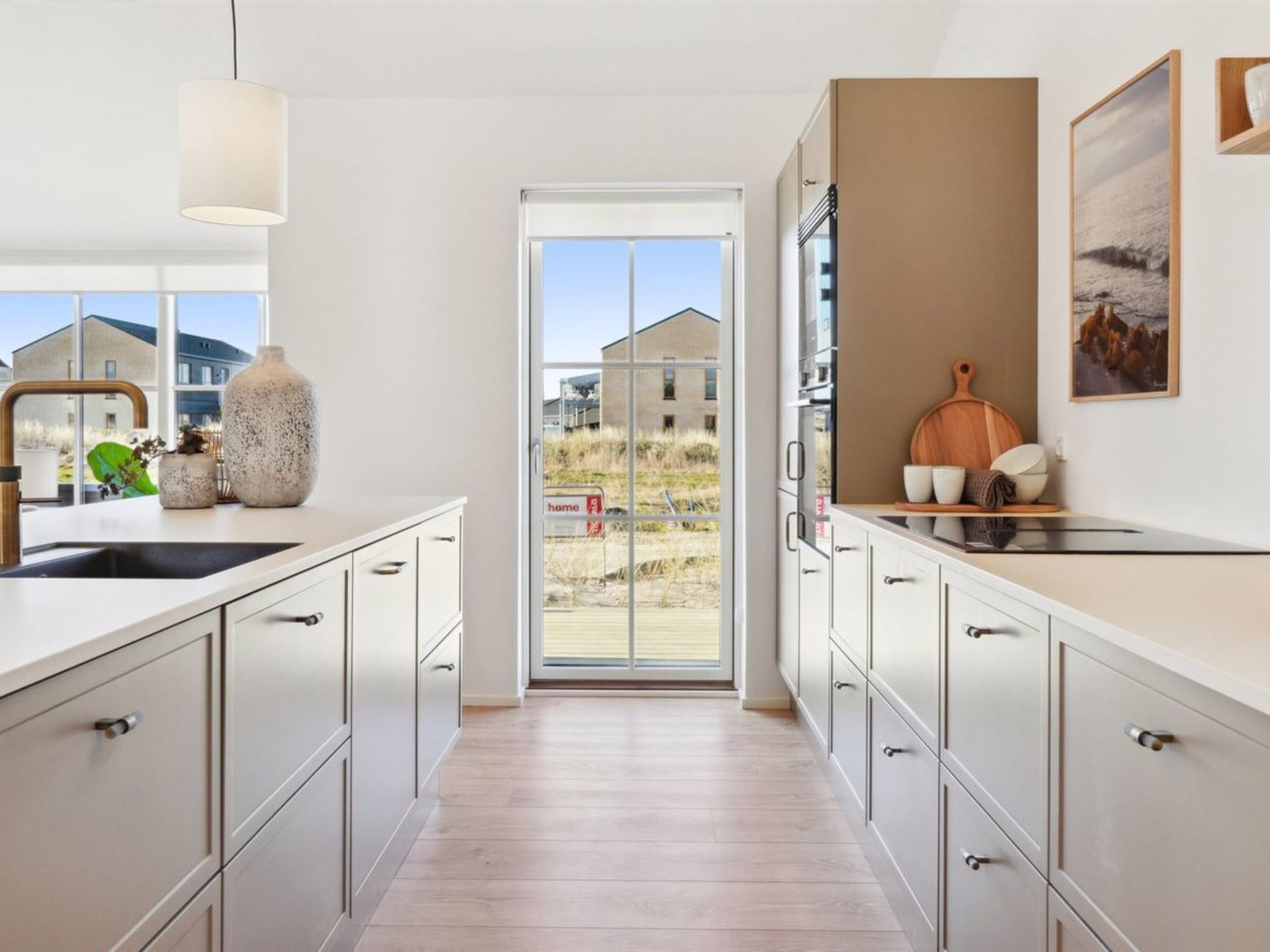 Kühlschrank, Mikrowelle, Geschirrspüler, Kochgeschirr/Geschirr/Besteck