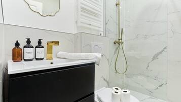 Douche, sèche-cheveux, serviettes fournies