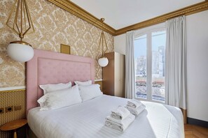 1 bedroom, desk, iron/ironing board, travel cot - Superb AC- 1BDR Ave Montaigne - Arc de Triomphe by Studio Prestige (Paris)