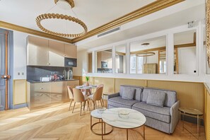 Smart TV, offices - Superb AC- 1BDR Ave Montaigne - Arc de Triomphe by Studio Prestige (Paris)