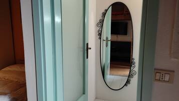 BĂŒgeleisen/BĂŒgelbrett, WLAN, BettwĂ€sche