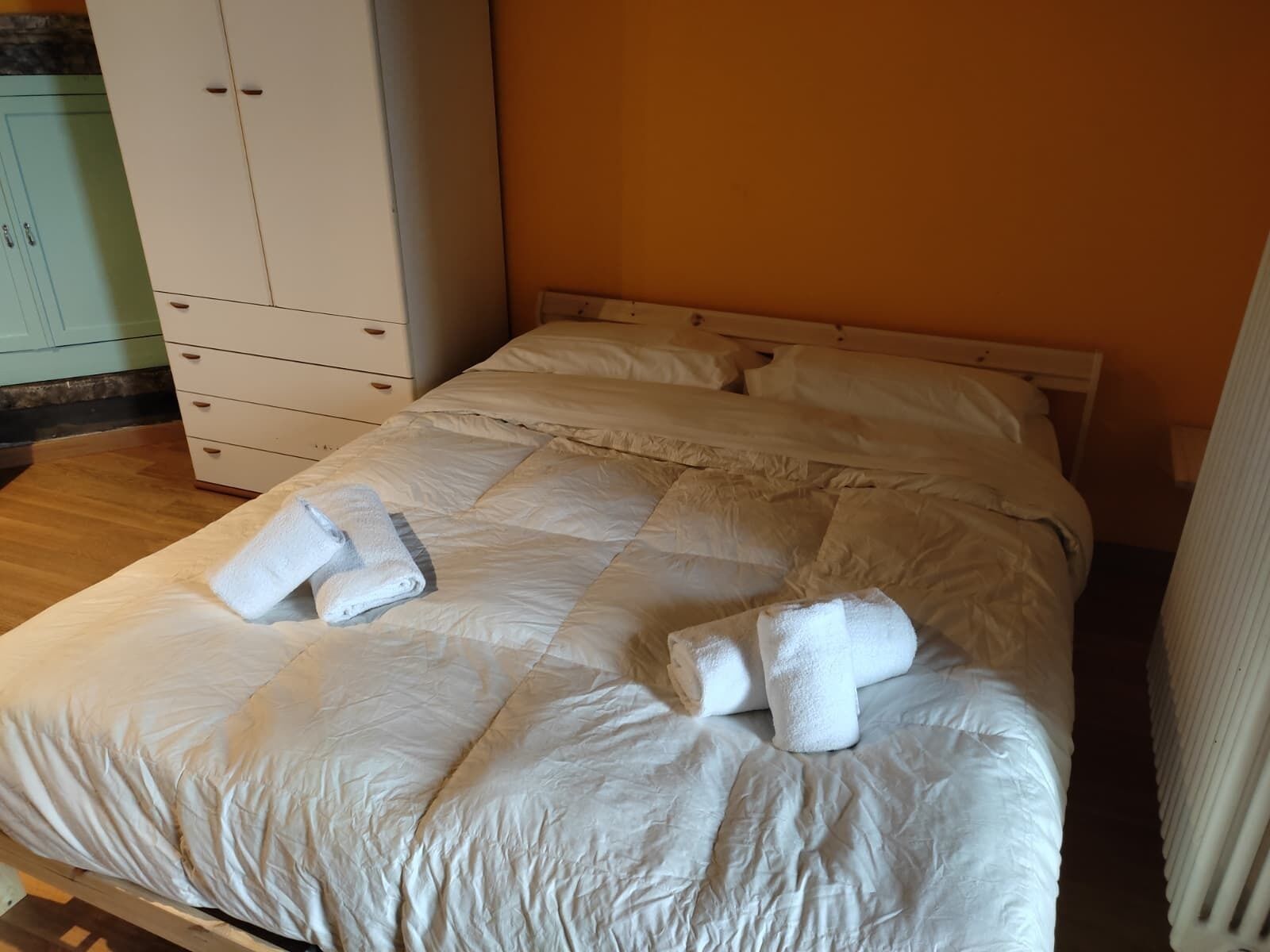 Tabla de planchar con plancha, wifi y ropa de cama 