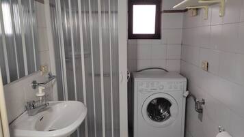 Dusche, Haartrockner, HandtĂŒcher