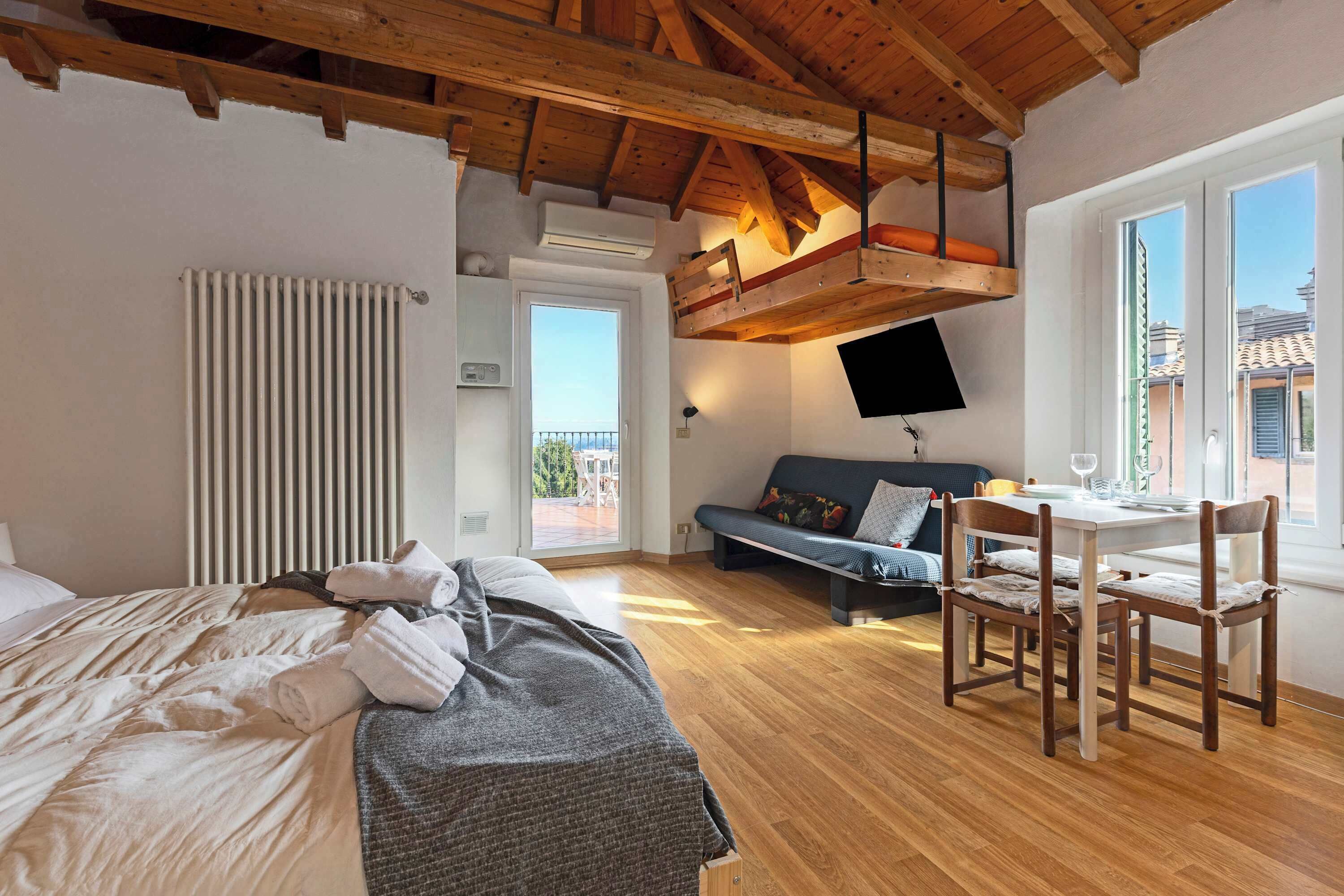 Tabla de planchar con plancha, cuna de viaje, wifi y ropa de cama 