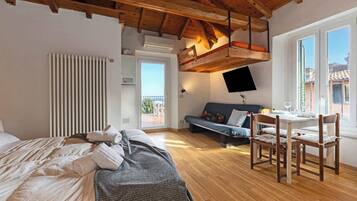 Tabla de planchar con plancha, cuna de viaje, wifi y ropa de cama