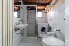Shower, hair dryer, towels - La Terrazza Sulla Città - Immobili e Soluzioni (Bergamo)