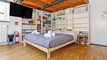 Skrivebord, strygejern/strygebræt, Wi-Fi, sengetøj