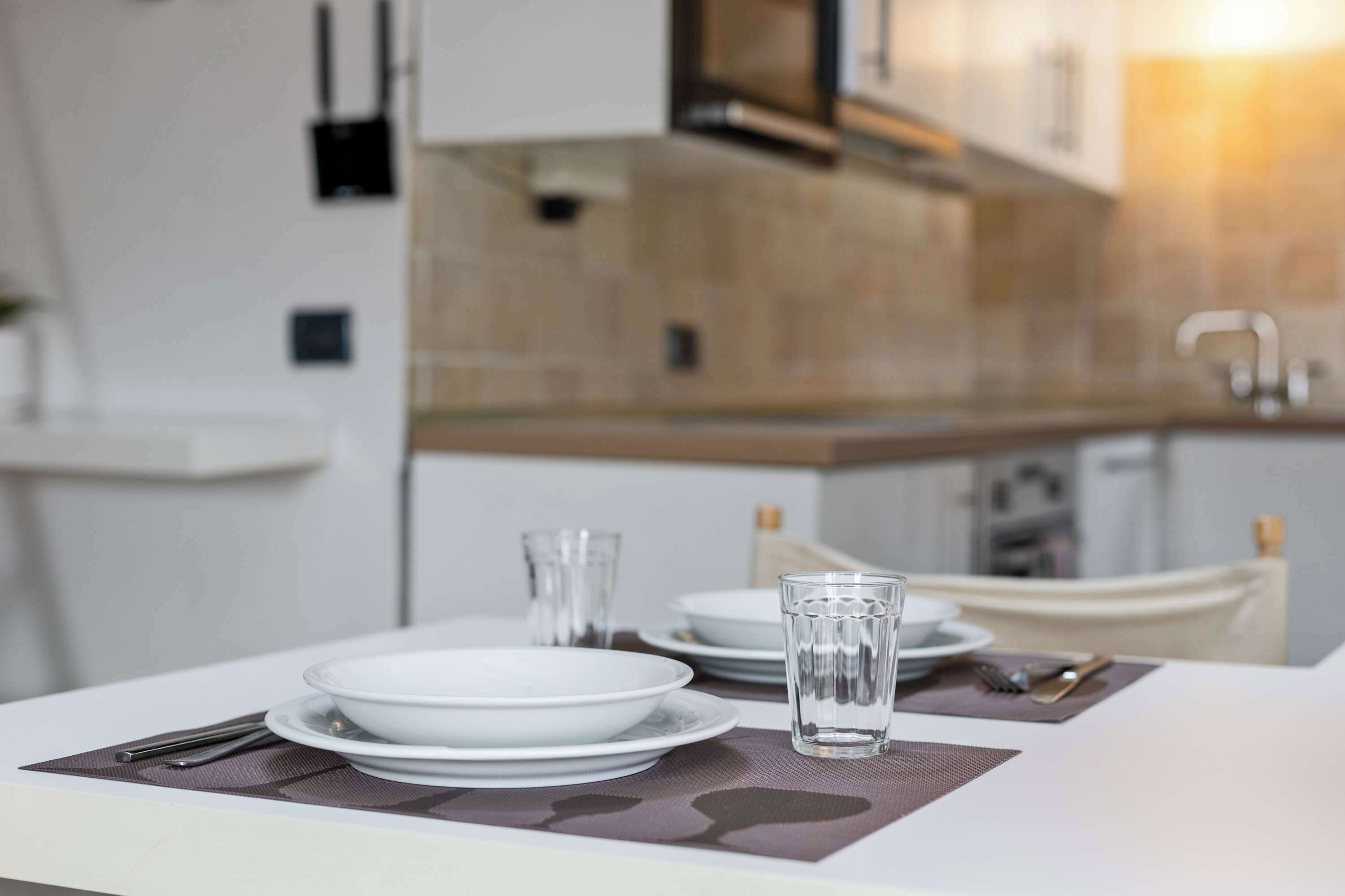 冷蔵庫、電子レンジ、オーブン、コンロ